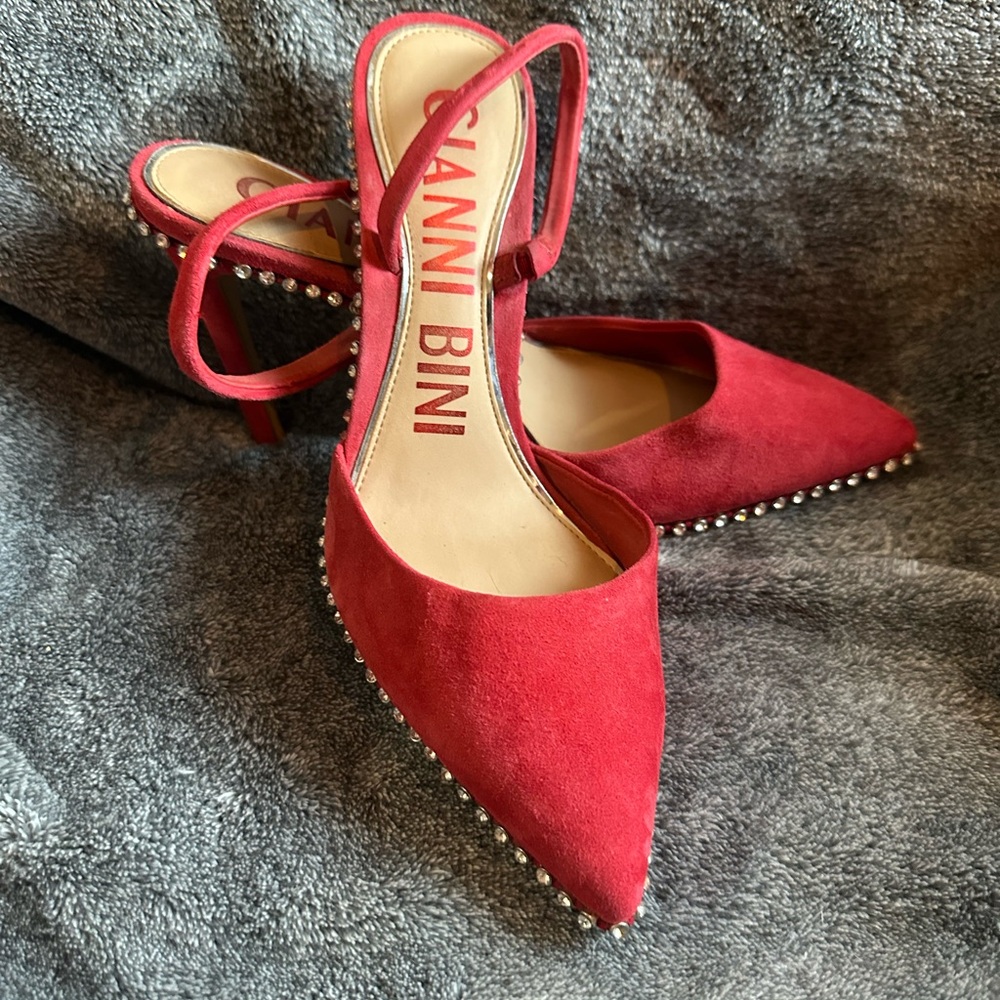 Gianni Bini Red Heeled Shoes with Sleek Design